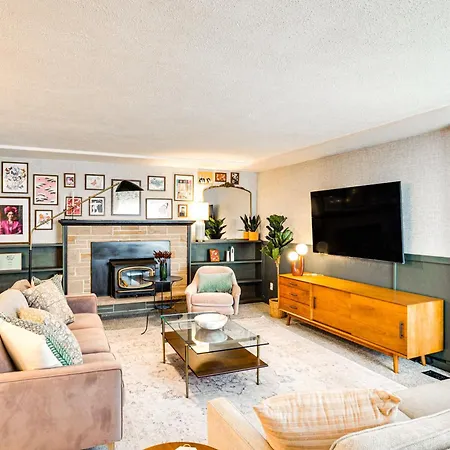 Vibrant Tacoma Retreat, Near Point Defiance Park! Villa